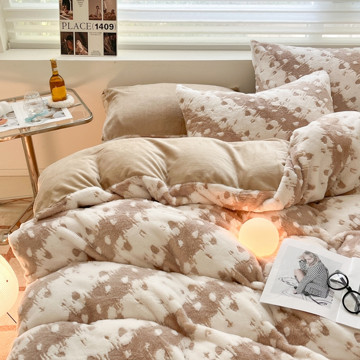 91家纺网 家纺一手货源 找家纺 金爱家 2024新款全消光牛奶绒A类纯色獭兔毛绒立体雕花牛奶绒四件套 兔毛意境咖