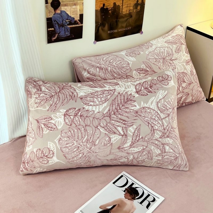 91家纺网 家纺一手货源 找家纺 2024新款原创白色小清新场景雕花牛奶绒单被套四件套 仙贝-粉