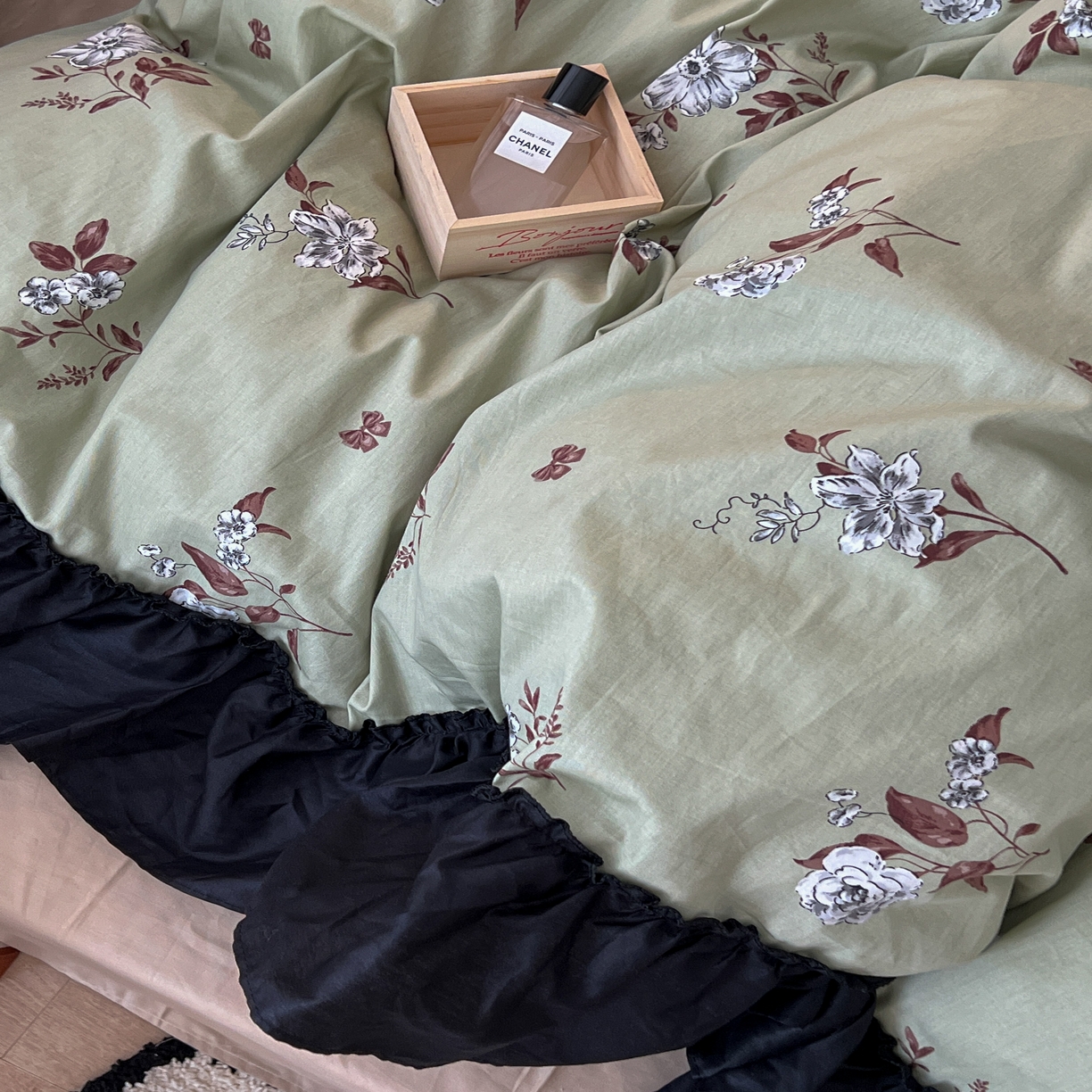 91家纺网 家纺一手货源 找家纺 昔可家纺 2024黑色贴边花边全棉款四件套 海瑟薇