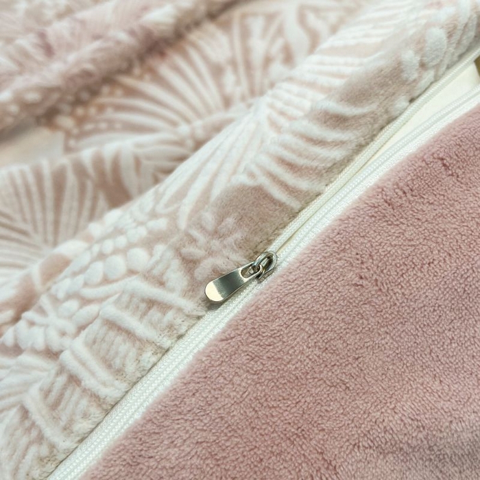 91家纺网 家纺一手货源 找家纺 2024新款原创白色小清新场景雕花牛奶绒单被套四件套 叶语-粉