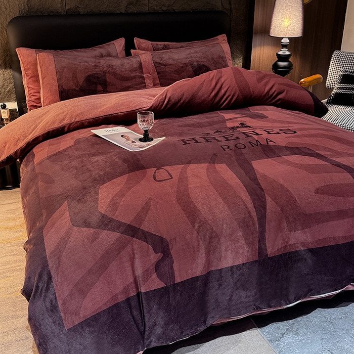 91家纺网 家纺一手货源 找家纺 新方向 2025A类丽丝绒+全消光牛奶绒四件套-奥弗恩-酒红