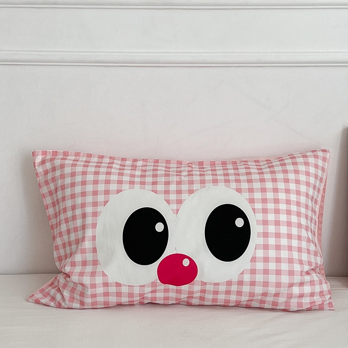 91家纺网 家纺一手货源 找家纺 昔可家纺 2024新款数码印花单品枕套系列-卡通系列 粉格大眼仔