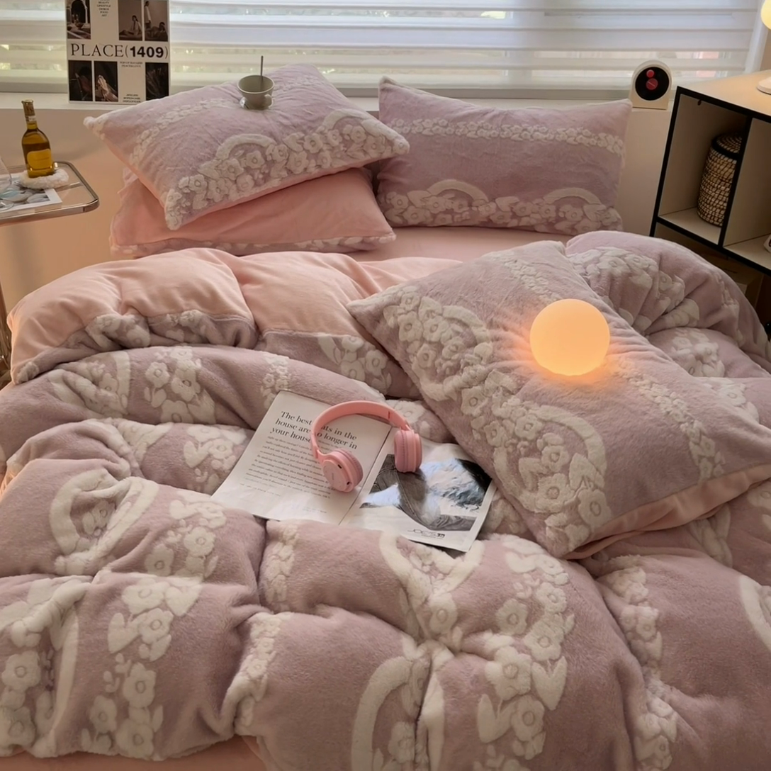 91家纺网 家纺一手货源 找家纺 金爱家 2024新款全消光牛奶绒A类纯色獭兔毛绒立体雕花牛奶绒四件套 兔毛花语粉