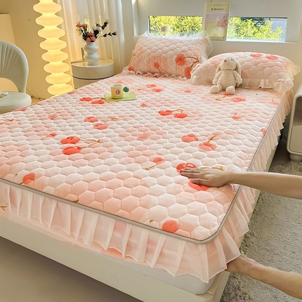 伊人坊 2024冬季加厚牛奶绒花边夹棉床笠三件套纯色印花花边款床垫保护套 爱心樱桃