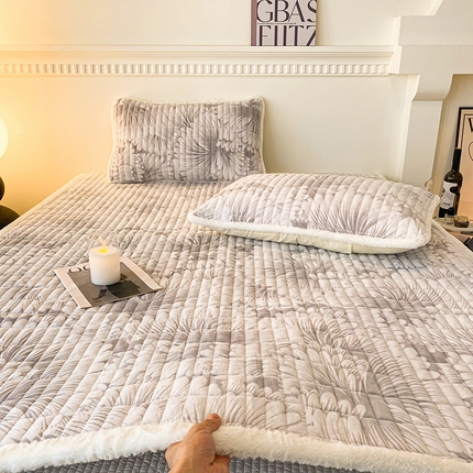 91家纺网 家纺一手货源 找家纺 （总）2024新款北极立体浮雕绒宽包边床垫