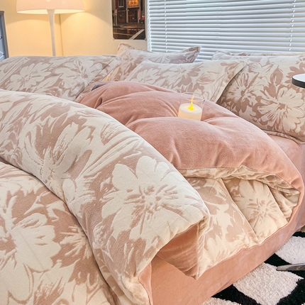 91家纺网 家纺一手货源 找家纺 2024新款A类高克重立体浮雕牛奶绒加厚保暖系列-四件套 时光向暖粉