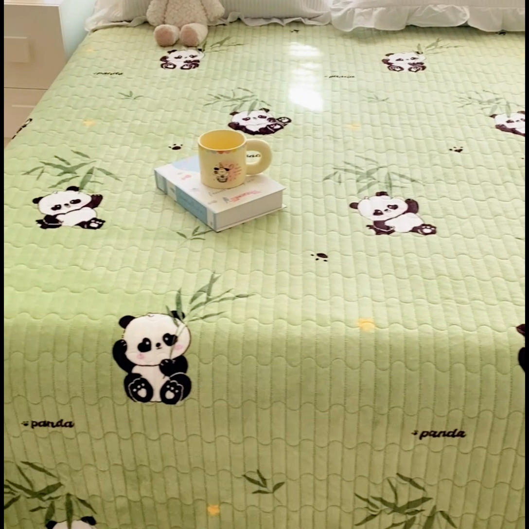 91家纺网 家纺一手货源 找家纺 胜权家纺 2024秋冬新款印花牛奶绒加厚保暖圆角花边夹棉床盖 可爱熊猫绿