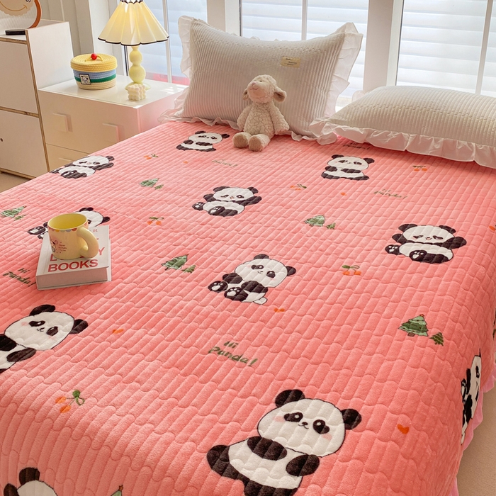 91家纺网 家纺一手货源 找家纺 胜权家纺 2024秋冬新款印花牛奶绒加厚保暖圆角花边夹棉床盖 可爱熊猫粉