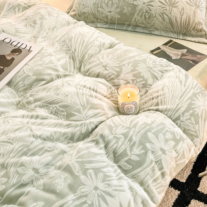 91家纺网 家纺一手货源 找家纺 2024新款A类高克重立体浮雕牛奶绒加厚保暖系列-四件套 花语绿灰