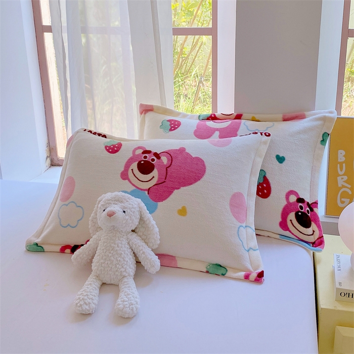 91家纺网 家纺一手货源 找家纺 凯儿家纺 2024新款A类牛奶绒印花枕套 萌萌熊宝