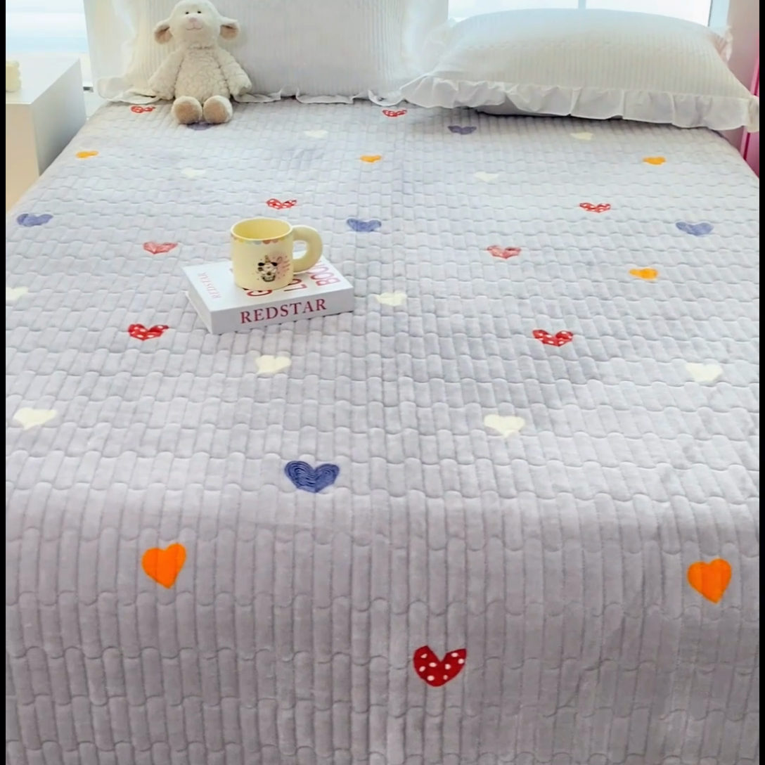 91家纺网 家纺一手货源 找家纺 胜权家纺 2024秋冬新款印花牛奶绒加厚保暖圆角花边夹棉床盖 多彩爱心灰