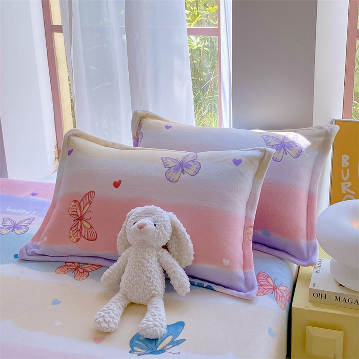 91家纺网 家纺一手货源 找家纺 凯儿家纺 2024新款A类牛奶绒印花枕套 蝴蝶花谷