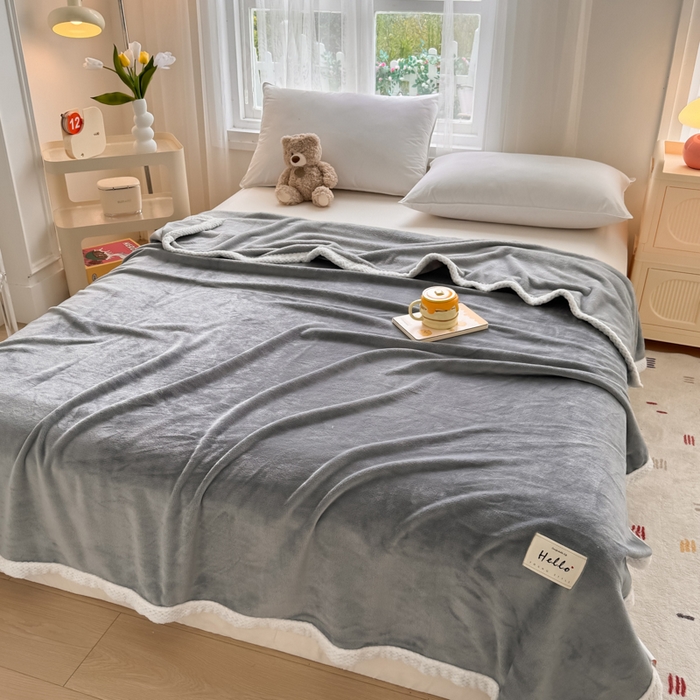 91家纺网 家纺一手货源 找家纺 侨鑫 2024新款高克重牛奶绒纯色毛毯 浅灰