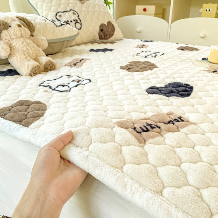 91家纺网 家纺一手货源 找家纺 康纳利 2024新款人气款A类牛奶绒印花夹棉床垫 哈尼小熊