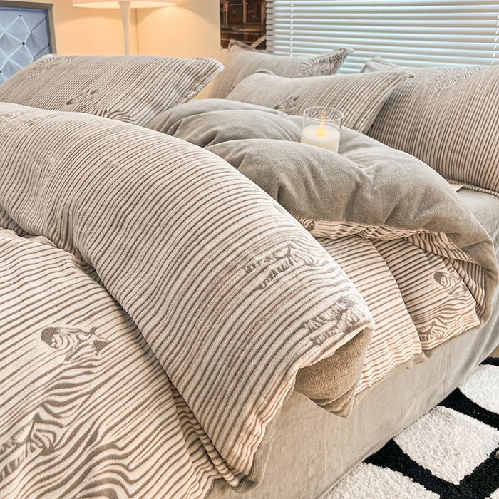 91家纺网 家纺一手货源 找家纺 2024新款A类高克重立体浮雕牛奶绒加厚保暖系列-被套 斑马灰