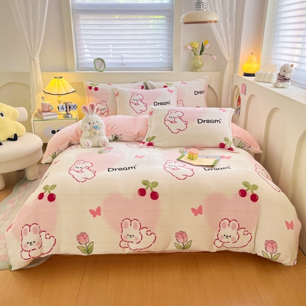 91家纺网 家纺一手货源 找家纺 2024新款小清新牛奶绒高克重加厚保暖四件套 爱心兔
