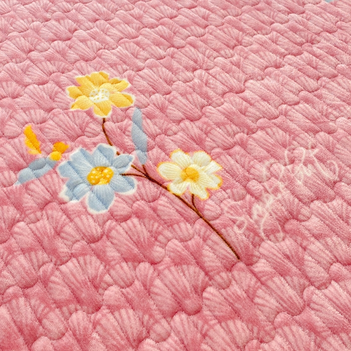 91家纺网 家纺一手货源 找家纺 胜权家纺 2024秋冬新款印花牛奶绒加厚保暖圆角花边夹棉床盖 太阳花豆沙