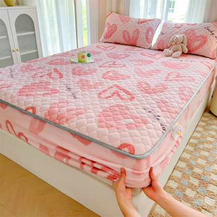 91家纺网 家纺一手货源 找家纺 康纳利 2024新款A类抗菌加厚牛奶绒印花夹棉包边床笠可搭配同款四件套提供买家秀 粉色爱心