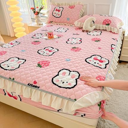 91家纺网 家纺一手货源 找家纺 康纳利 2024新款A类抗菌加厚牛奶绒夹棉花边款床笠看搭配同款四件套提供买家秀 草莓小兔