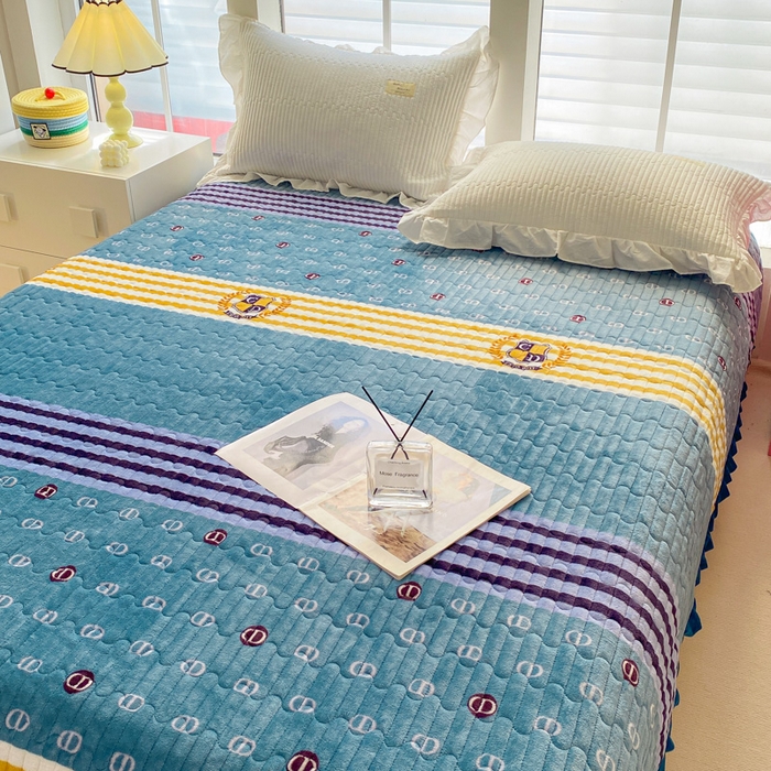 91家纺网 家纺一手货源 找家纺 胜权家纺 2024秋冬新款印花牛奶绒加厚保暖圆角花边夹棉床盖 海军CD