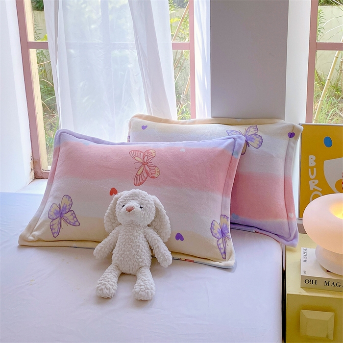 91家纺网 家纺一手货源 找家纺 凯儿家纺 2024新款A类牛奶绒印花枕套 蝴蝶花谷