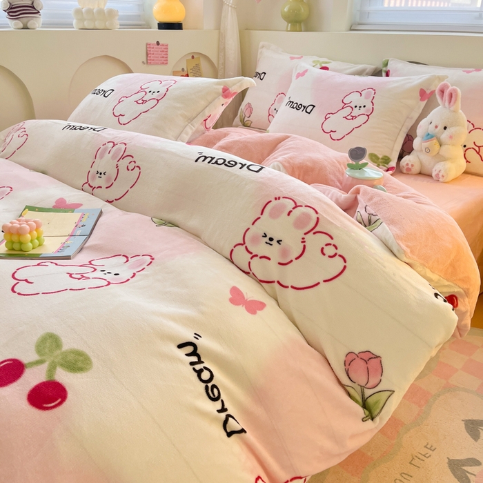 91家纺网 家纺一手货源 找家纺 2024新款小清新牛奶绒高克重加厚保暖四件套 爱心兔