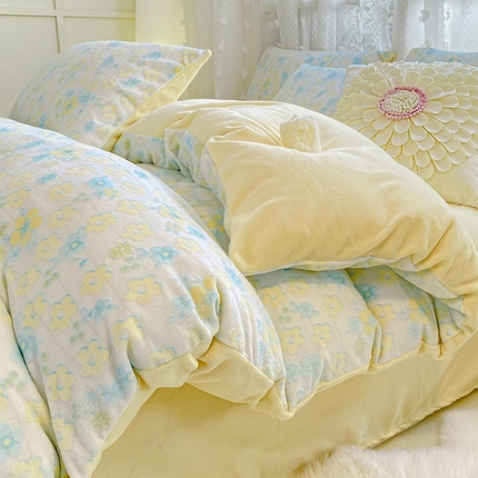 91家纺网 家纺一手货源 找家纺 （总）二八年华 2024新款彩色雕花牛奶绒四件套