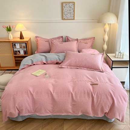 91家纺网 家纺一手货源 找家纺 菲梵家纺 2025新款纯色双拼全棉加厚磨毛刺绣款四件套（自然光场景） 黛粉+雾灰