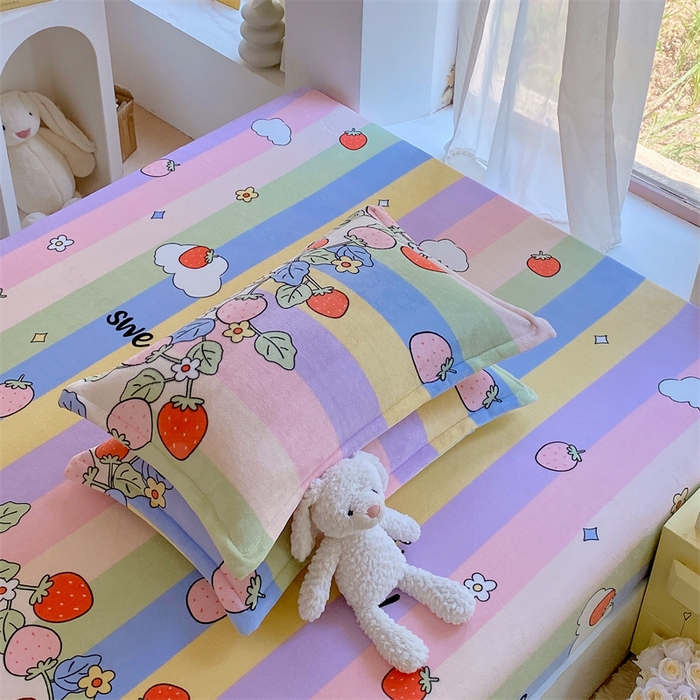 91家纺网 家纺一手货源 找家纺 凯儿家纺 2024新款A类牛奶绒印花枕套 草莓物语