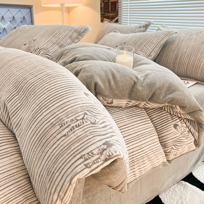 91家纺网 家纺一手货源 找家纺 2024新款A类高克重立体浮雕牛奶绒加厚保暖系列-被套 斑马灰