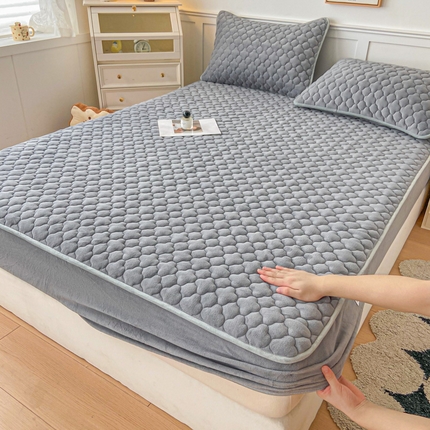 91家纺网 家纺一手货源 找家纺 （总）康纳利 2024新款A类抗菌加厚牛奶绒印花夹棉包边床笠可搭配同款四件套提供买家秀