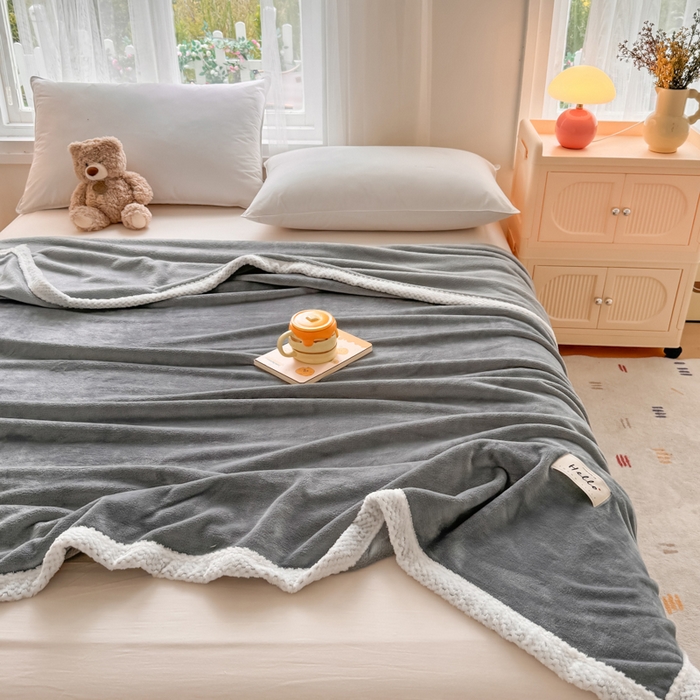 91家纺网 家纺一手货源 找家纺 侨鑫 2024新款高克重牛奶绒纯色毛毯 浅灰