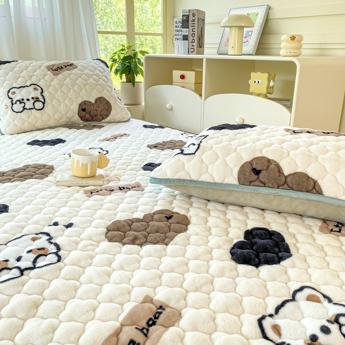 91家纺网 家纺一手货源 找家纺 康纳利 2024新款人气款A类牛奶绒印花夹棉床垫 哈尼小熊