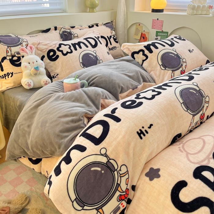 91家纺网 家纺一手货源 找家纺 2024新款小清新牛奶绒高克重加厚保暖四件套 太空人