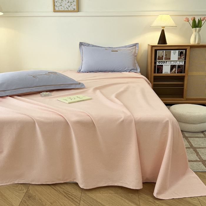 91家纺网 家纺一手货源 找家纺 菲梵家纺 2025新款纯色双拼全棉加厚磨毛刺绣款套单床单（自然光场景） 少女粉