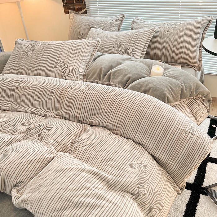 91家纺网 家纺一手货源 找家纺 2024新款A类高克重立体浮雕牛奶绒加厚保暖系列-四件套 斑马灰