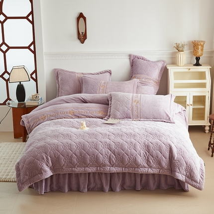 91家纺网 家纺一手货源 找家纺 舒梦琪家纺 2024新款加厚牛奶绒夹棉绣床盖四件套 紫色
