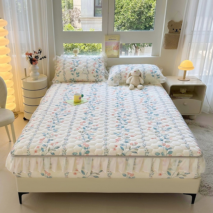 91家纺网 家纺一手货源 找家纺 伊人坊 2024冬季加厚牛奶绒花边夹棉床笠三件套纯色印花花边款床垫保护套 花枝蔓兔