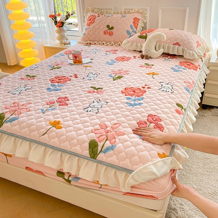 91家纺网 家纺一手货源 找家纺 康纳利 2024新款A类抗菌加厚牛奶绒夹棉花边款床笠看搭配同款四件套提供买家秀 花间小兔