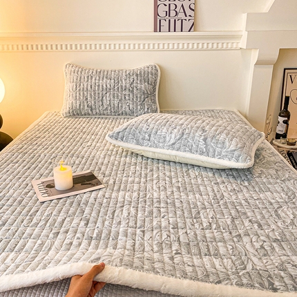 91家纺网 家纺一手货源 找家纺 （总）2024新款北极立体浮雕绒宽包边床垫