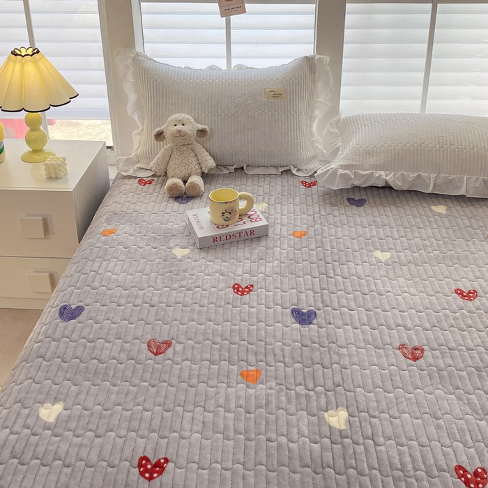 91家纺网 家纺一手货源 找家纺 胜权家纺 2024秋冬新款印花牛奶绒加厚保暖圆角花边夹棉床盖 多彩爱心灰