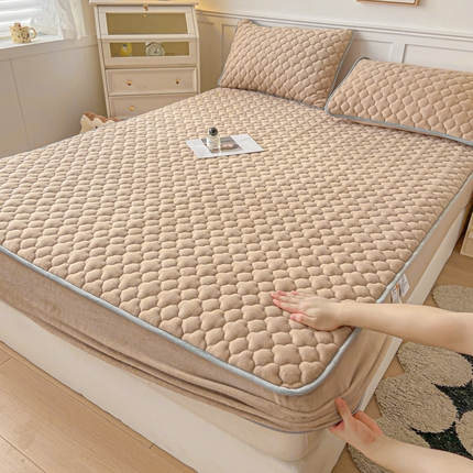 91家纺网 家纺一手货源 找家纺 （总）康纳利 2024新款A类抗菌加厚牛奶绒印花夹棉包边床笠可搭配同款四件套提供买家秀