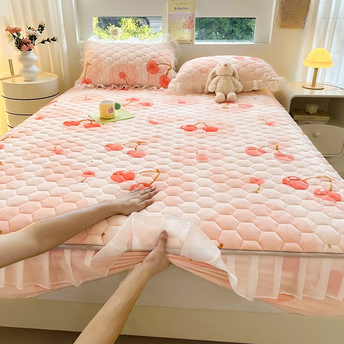 91家纺网 家纺一手货源 找家纺 伊人坊 2024冬季加厚牛奶绒花边夹棉床笠三件套纯色印花花边款床垫保护套 爱心樱桃