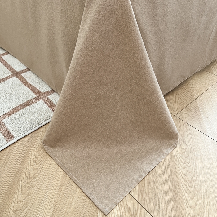 91家纺网 家纺一手货源 找家纺 菲梵家纺 2025新款纯色双拼全棉加厚磨毛刺绣款套单床单（自然光场景） 奶茶