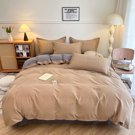 91家纺网 家纺一手货源 找家纺 菲梵家纺 2025新款纯色双拼全棉加厚磨毛刺绣款四件套（自然光场景） 奶茶+高级灰