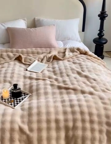 91家纺网 家纺一手货源 找家纺 羋多（原穆琪）2024新款高克重牛奶绒仿兔毛泡泡毛毯双面绒床单办公室多功能盖毯午睡沙发毯披肩毯 奶牛咖