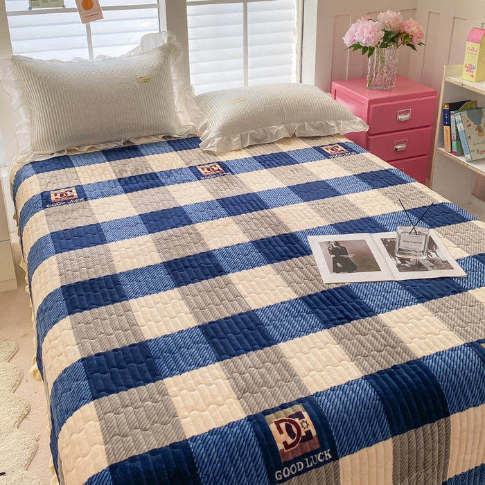 91家纺网 家纺一手货源 找家纺 胜权家纺 2024秋冬新款印花牛奶绒加厚保暖圆角花边夹棉床盖 蓝大格