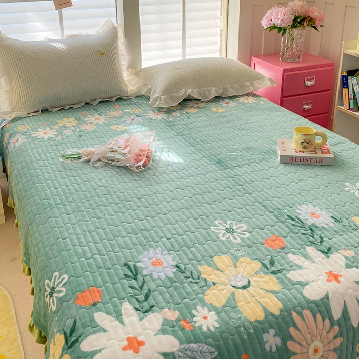 91家纺网 家纺一手货源 找家纺 胜权家纺 2024秋冬新款印花牛奶绒加厚保暖圆角花边夹棉床盖 花开浪漫绿