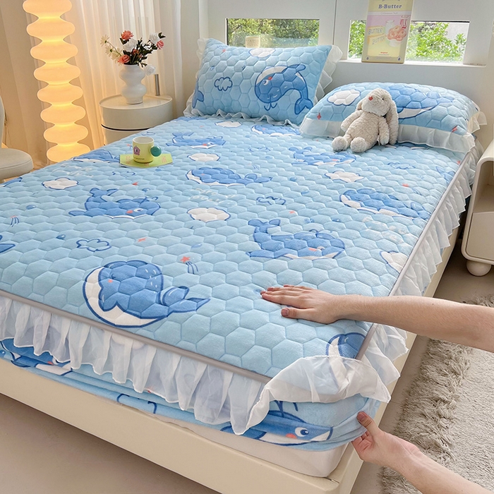 91家纺网 家纺一手货源 找家纺 伊人坊 2024冬季加厚牛奶绒花边夹棉床笠三件套纯色印花花边款床垫保护套 蓝色小鲸