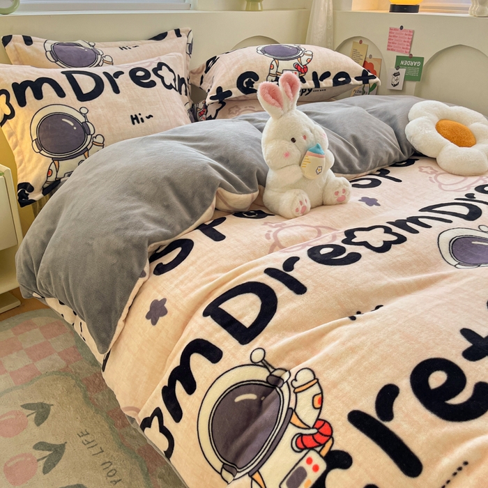 91家纺网 家纺一手货源 找家纺 2024新款小清新牛奶绒高克重加厚保暖四件套 太空人